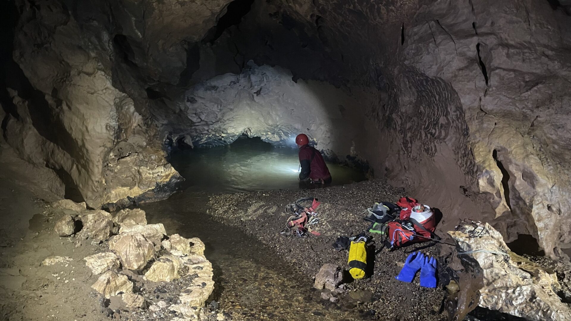 Cueva De La Marniosa Sump 2 (© Rob Middleton)