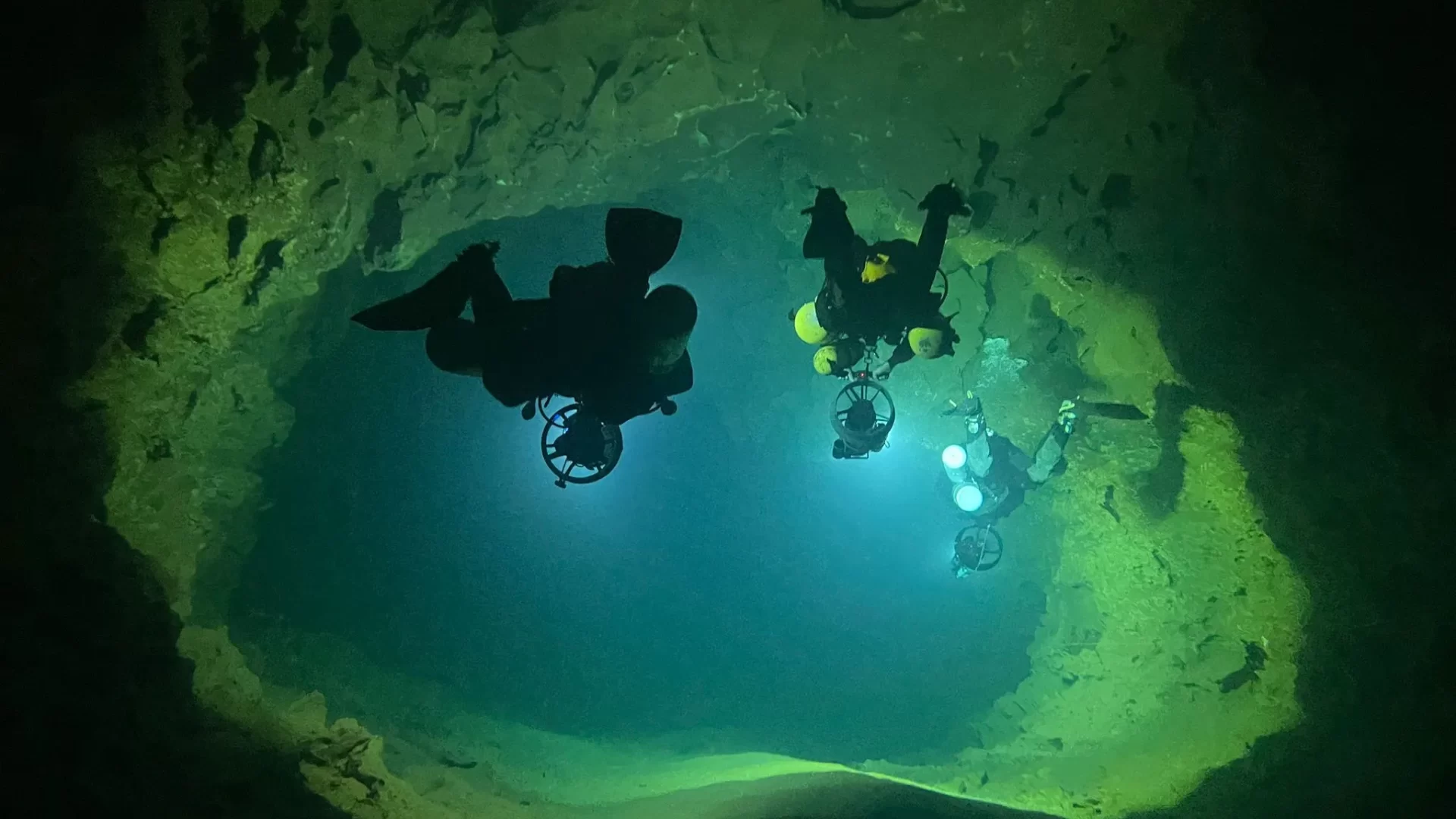 Divers in Sump1, Pozo Azul, Spain (© Pedro Gonzalez)